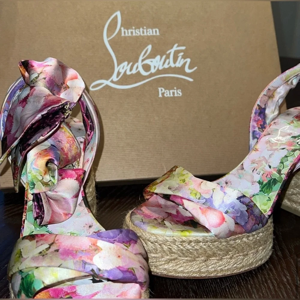 Christian Louboutin
Mariza Du Desert Ankle-Wrap Sandals
Size 38 - Picture 7 of 11